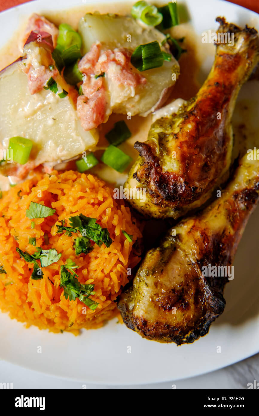 Cucina colombiana papas chorreadas pollo arrosto gambe e Foto Stock Cucina colombiana papas chorreadas pollo arrosto gambe e Foto Stock