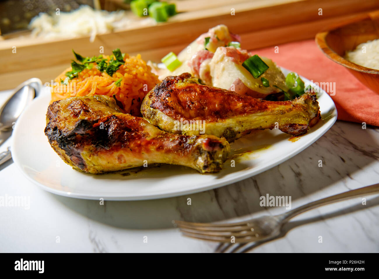Cucina colombiana papas chorreadas pollo arrosto gambe e Foto Stock Cucina colombiana papas chorreadas pollo arrosto gambe e Foto Stock