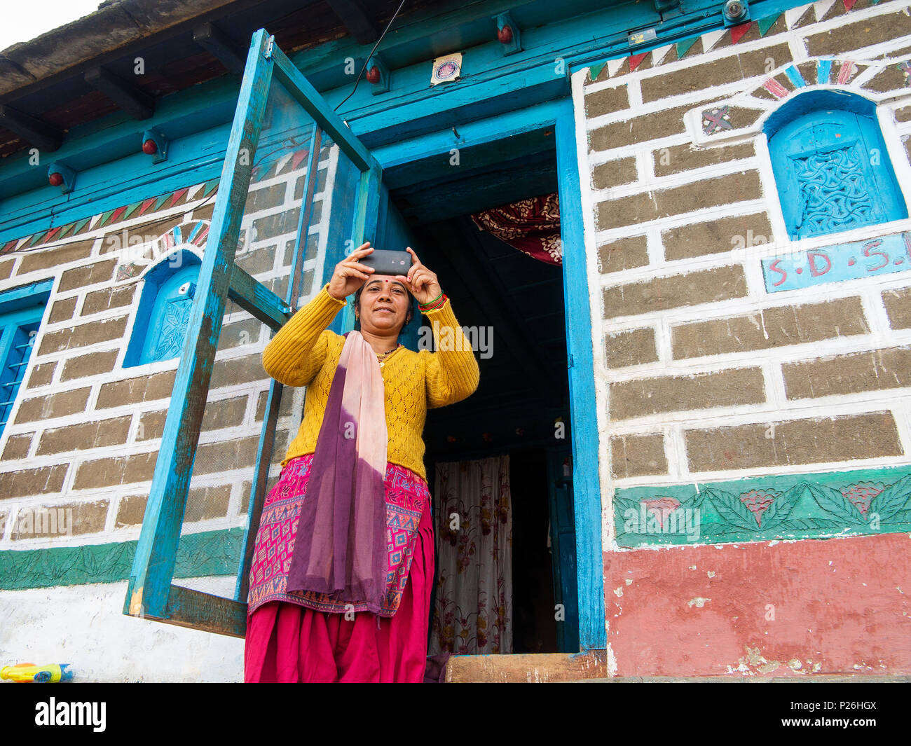 Donna indiana facendo selfie al villaggio Sanouli, Kumaon Hills, Uttarakhand, India Foto Stock