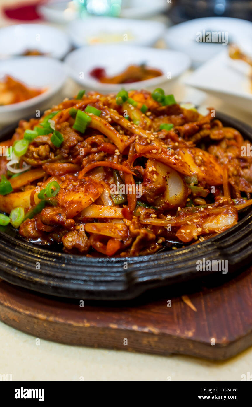 Il coreano stirfried Jaeyook Bokkeum saltate in padella la spalla di maiale con lo scalogno e tofu solido Foto Stock