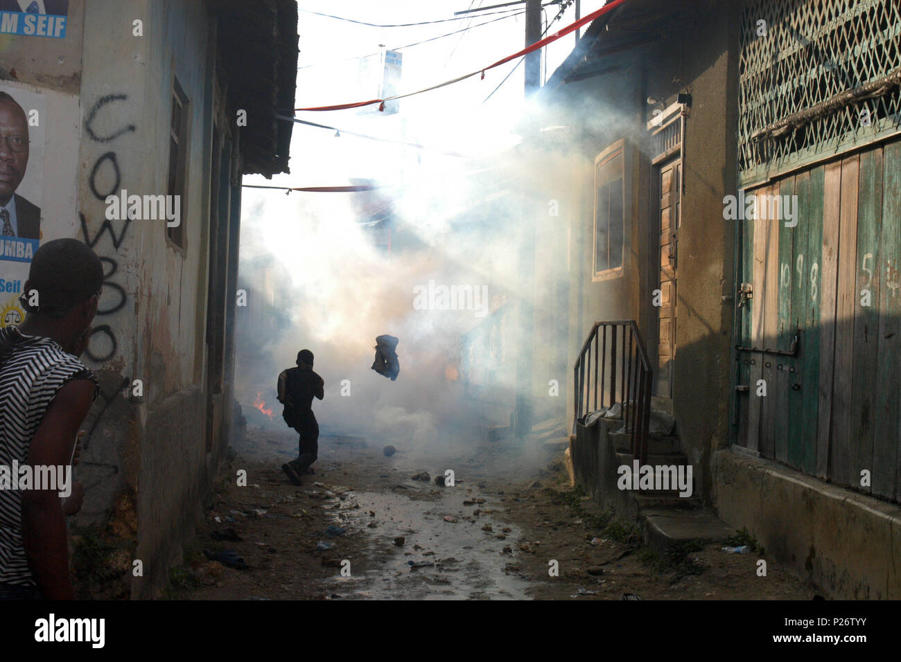 Gas lacrimogeni, militari e forze di polizia in occasione di elezioni a Stonetown, Zanzibar, Tanzania Foto Stock