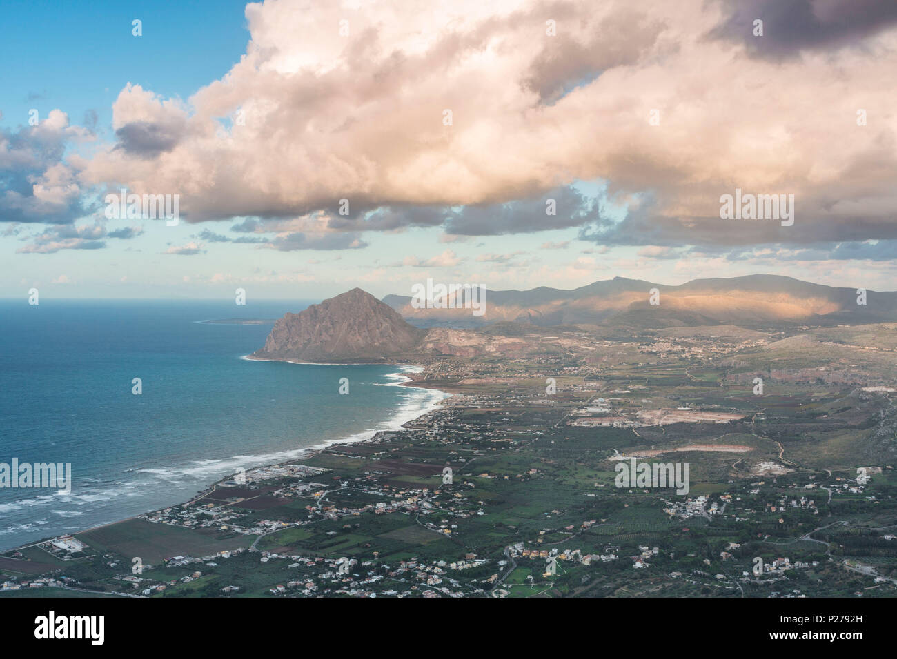 La baia di Cornino e monte Cofano visto da Erice, provincia di Trapani, Sicilia, Italia Foto Stock