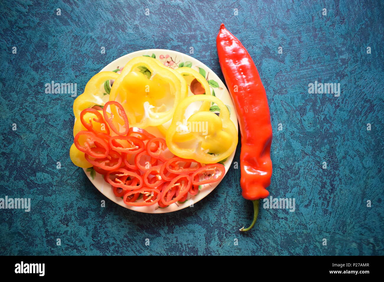 Giallo e rosso pepe su una piastra Foto Stock