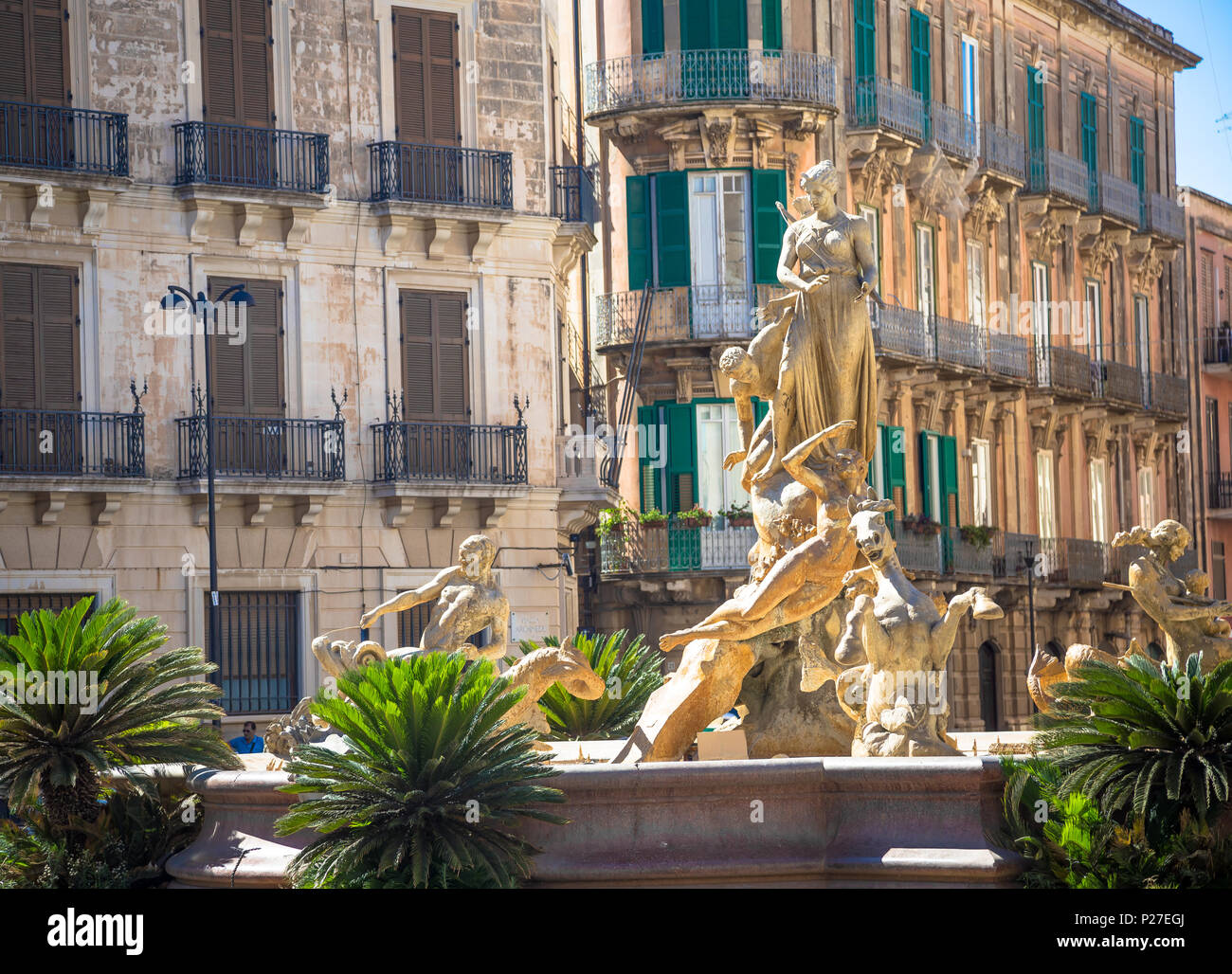 Siracusa, Italia - 18 Maggio 2018: Fontana di Diana (Diana's fontana) in di Archimede quadrata, zona storica del centro di Ortigia in Siracusa Foto Stock