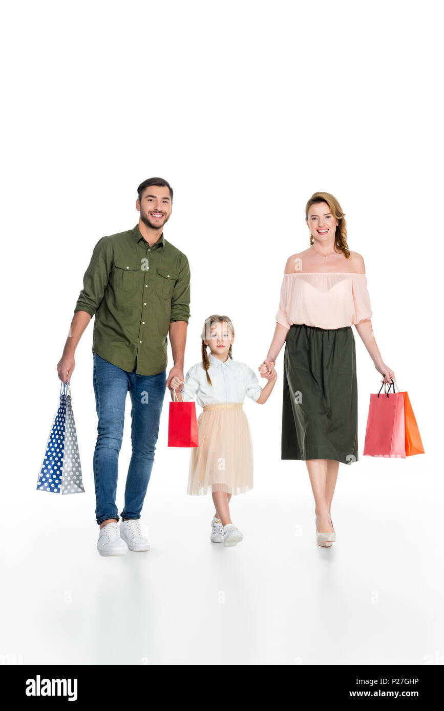 Sorridente famiglia elegante con shopping bags holding hands isolato su bianco Foto Stock