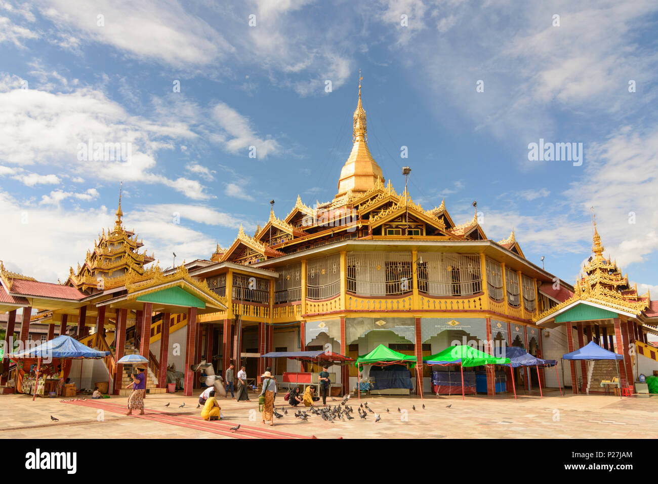 Tha laico, tempio pagoda Phaung Daw Oo Paya, Lago Inle, Stato Shan, Myanmar (Birmania) Foto Stock