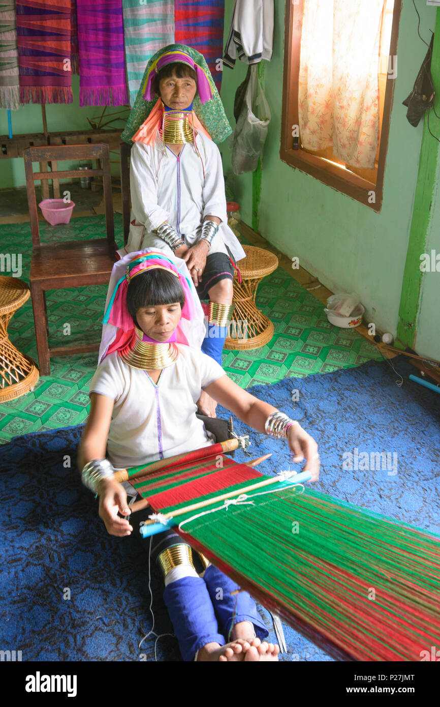 Ywama, Kayan Lahwi (Padaung) lungo collo donna tessitura telaio weaver, Lago Inle, Stato Shan, Myanmar (Birmania) Foto Stock