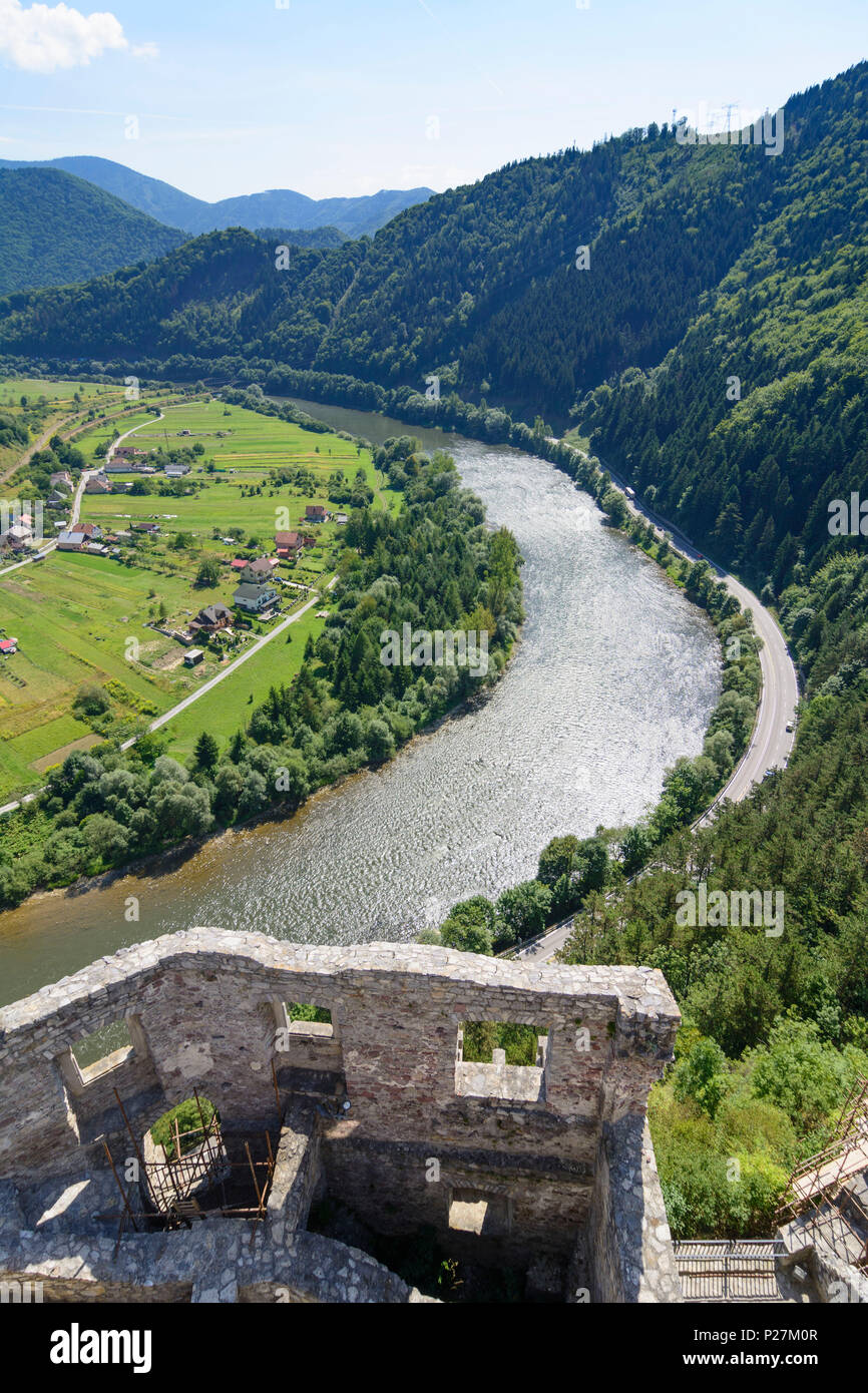 Di Strecno, vista dal Castello di Strecno al fiume Vah, Slovacchia Foto Stock