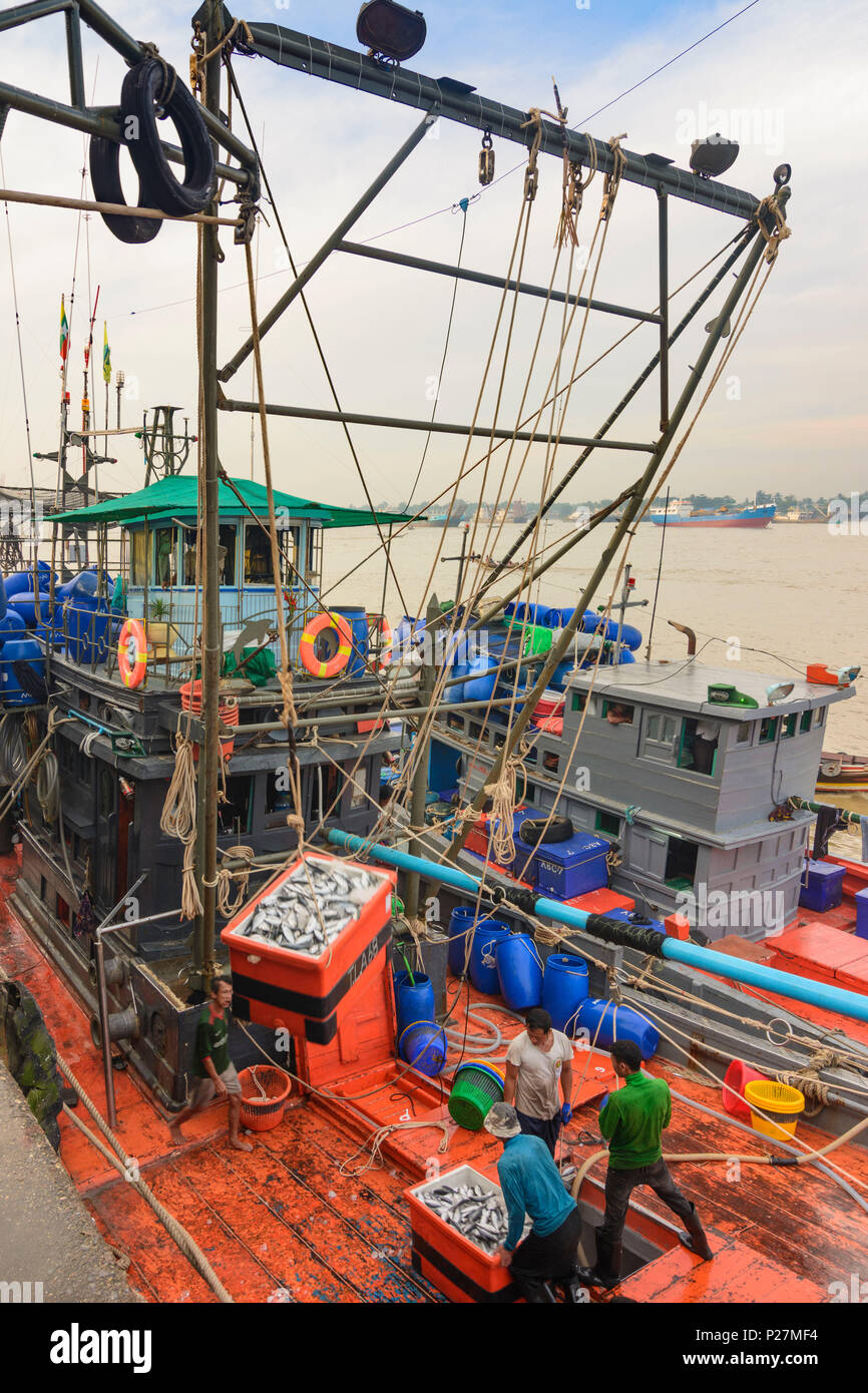 Yangon (Rangoon), San al contrario Pya il Mercato del Pesce, lo scarico di nave da pesca con gru, Regione di Yangon, Myanmar (Birmania) Foto Stock