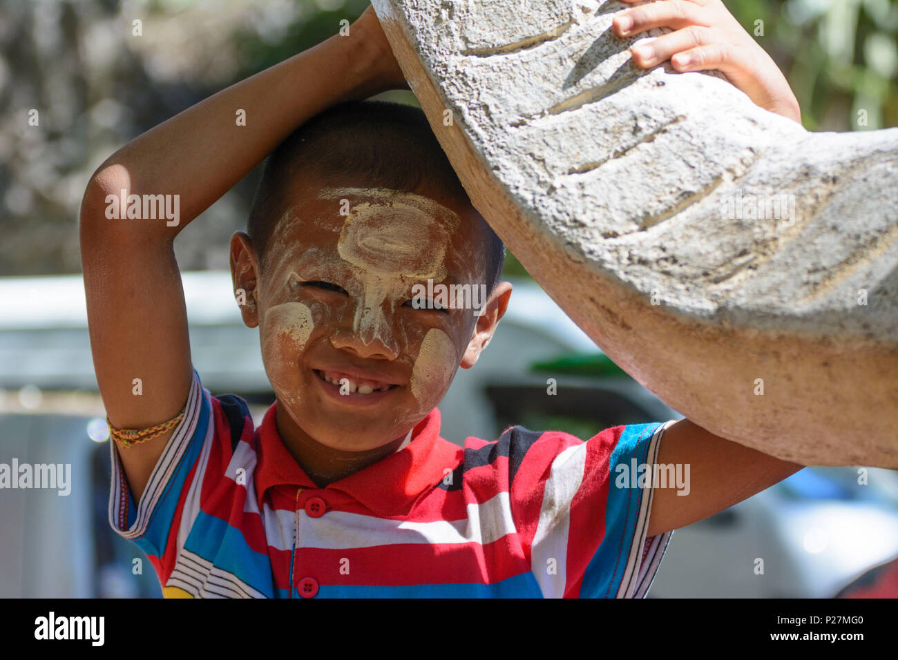 Hpa-An, boy, faccia con thanaka pasta cosmetica, Kayin (Karen) Stato, Myanmar (Birmania) Foto Stock