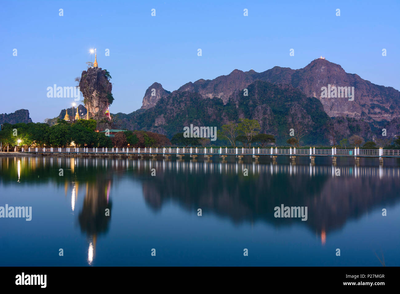 Hpa-An, Kyauk Kalap monastero buddista, a pagoda, lago, montagna monte Mt Zwegabin, Kayin (Karen) Stato, Myanmar (Birmania) Foto Stock