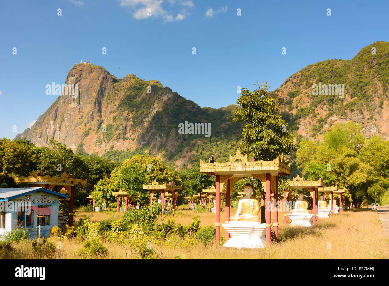 Hpa-An, Lumbini Garden, immagini di Buddha, montagna monte Mt Zwegabin, Kayin (Karen) Stato, Myanmar (Birmania) Foto Stock