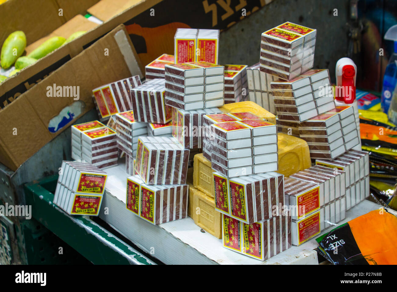 9 Maggio 2018 Un display di corrispondenze e barre di sapone per la vendita su uno stallo nella Mahane Yehuda coperto strada del mercato di Gerusalemme Israele substanc pericolosi Foto Stock