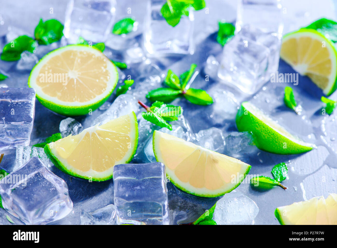 Mint, calce e i cubetti di ghiaccio, cocktail mojito ingredienti testata con copia spazio. Fare bibite estive di close-up. La luce del sole e il concetto di ristoro. Foto Stock