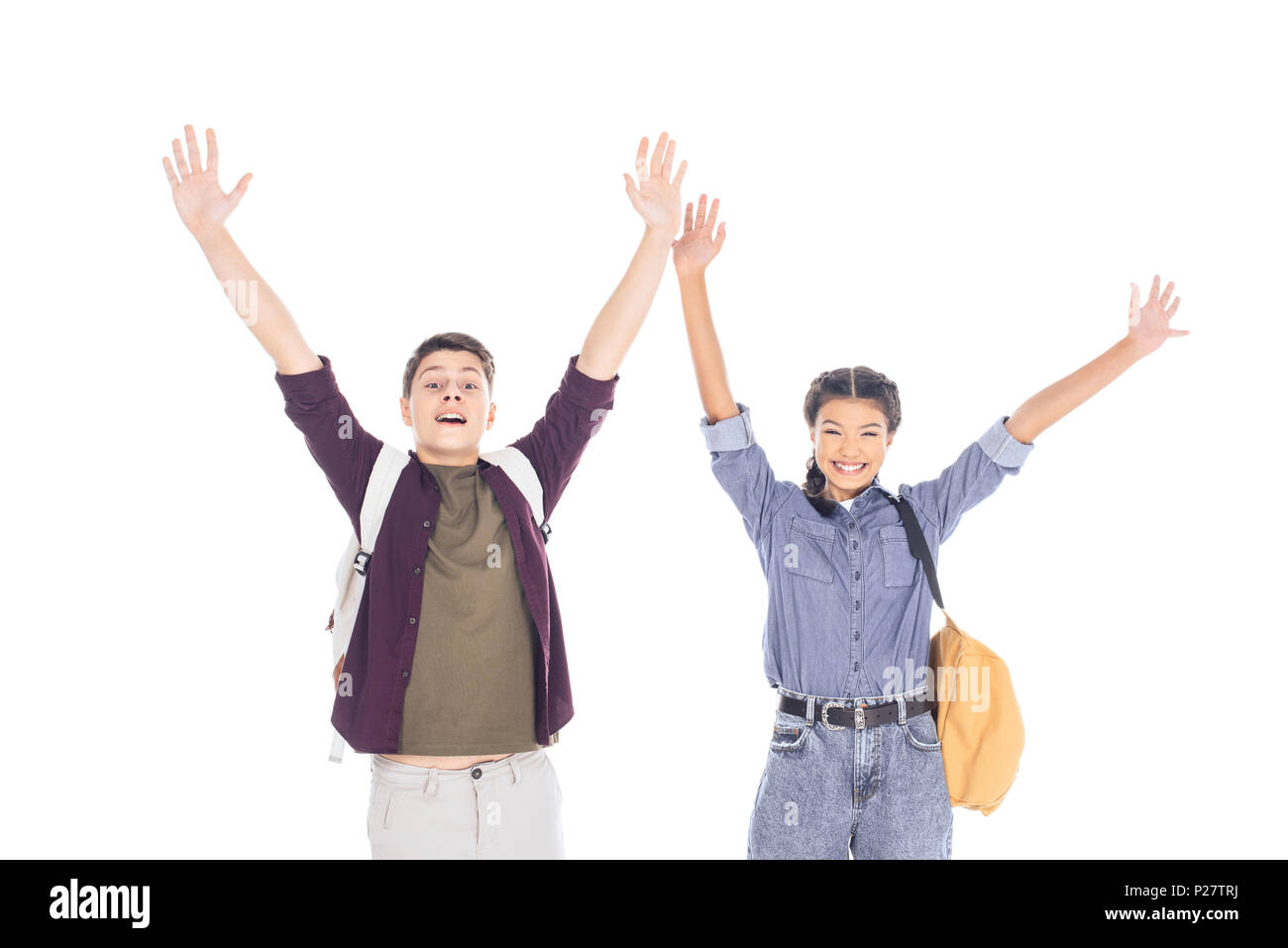 Ritratto di adolescenti eccitati con zaini bracci outstretching isolato su bianco Foto Stock