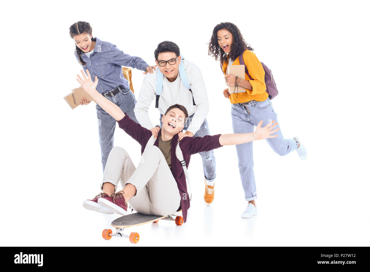 Multirazziale adolescenti con zaini e skateboard isolato su bianco Foto Stock