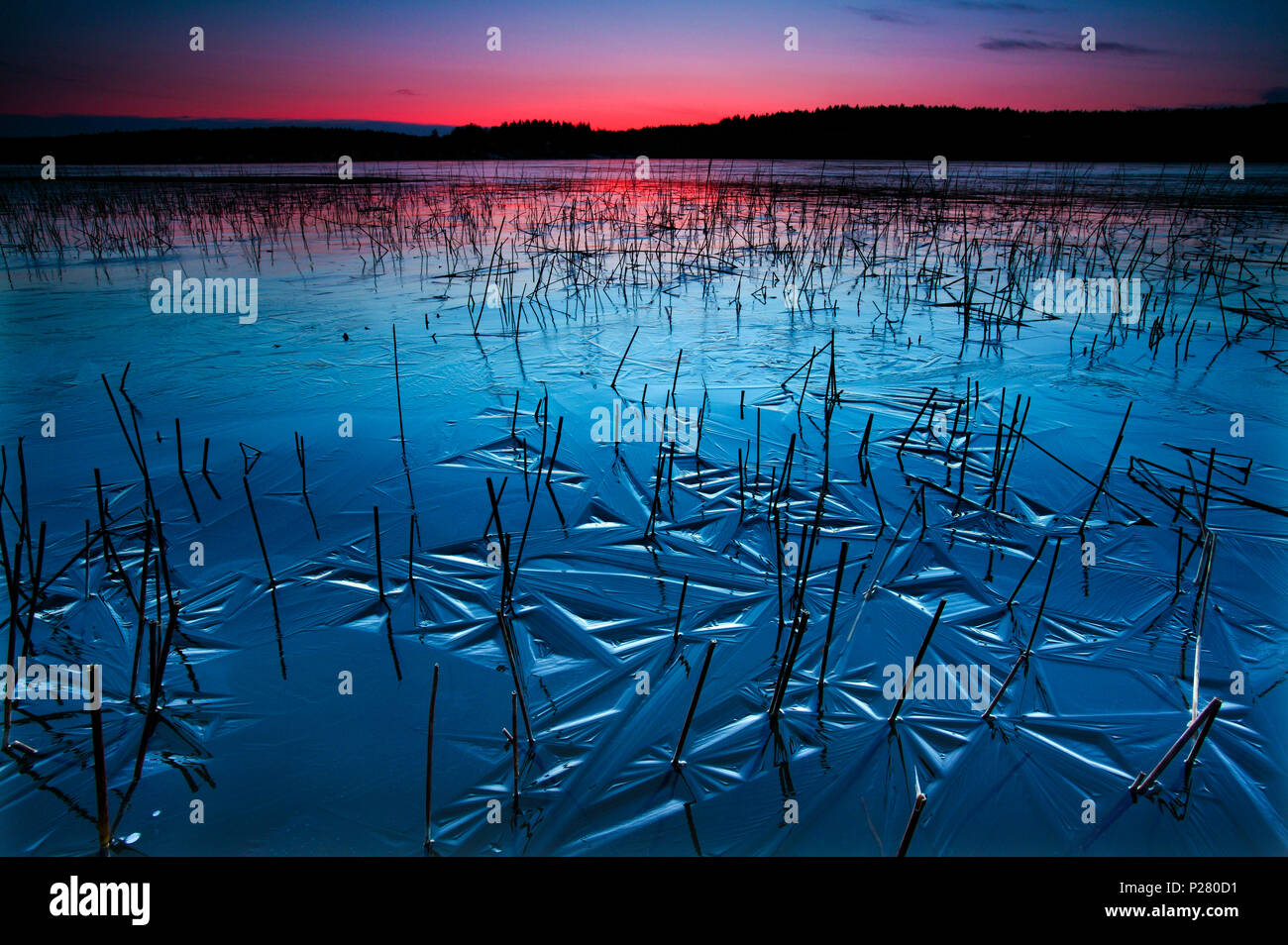 Bella serata invernale dal lago Vansjø, Østfold, Norvegia. Vansjø è una parte dell'acqua sistema chiamato Morsavassdraget. Foto Stock