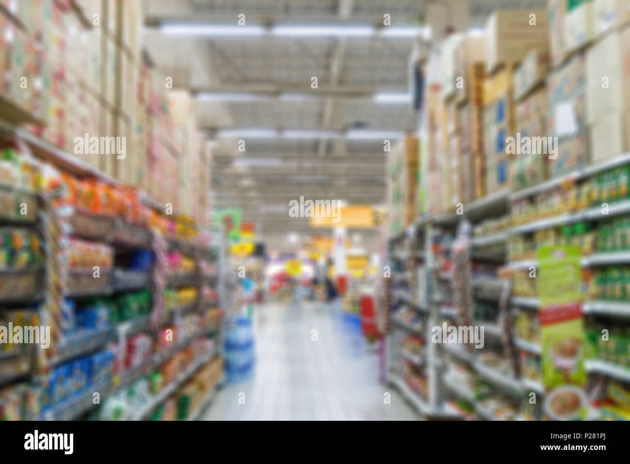 Department store, scaffale di supermercato entrambi i lati sfondo sfocato Foto Stock