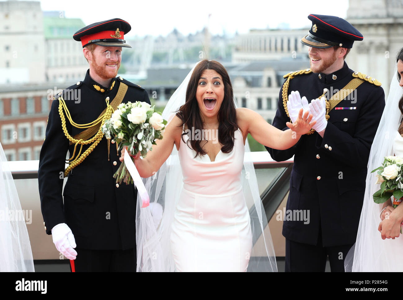 Un gruppo di 11 Principe Harry e Meghan Markle lookalikes prendere parte a un concorso internazionale ospitato da easyJet per trovare le migliori d'Europa Royal giovane doppelgängers, a Londra. La competizione ospitata dalla compagnia aerea ha avuto luogo per celebrare il Royal di nozze imminenti in questo fine settimana. In lizza per un anno di voli gratuiti, i finalisti provenienti da tutta Europa ha impressionato i giudici con le loro regal wave, romantica proposta di matrimonio e bouquet nuziale buttare. Vincitore Inmaculada Santisteban Serrano dalla Spagna. Foto di credito dovrebbe leggere: Joe Pepler/ PinPep dotate: Rhys Whittock, Inmaculada Santisteban Serra Foto Stock