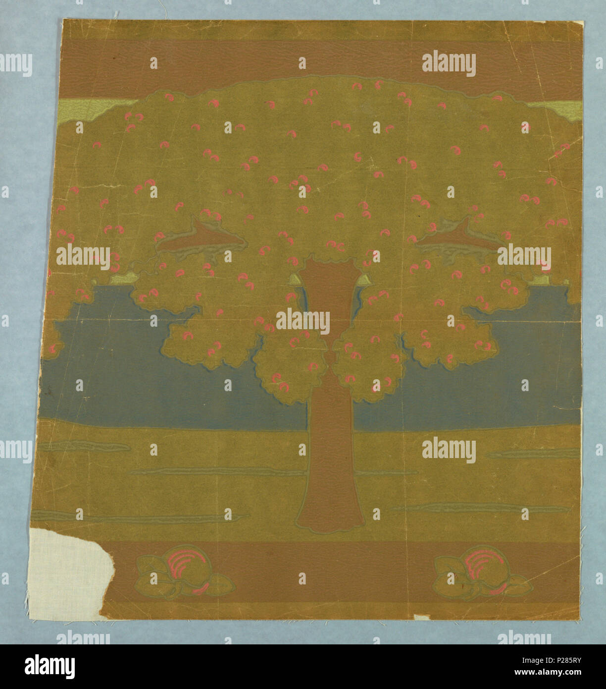 . Inglese: fregio (Francia), 1898 . Inglese: un paesaggio panoramico confine con una fila di rigogliosi alberi da frutto, ciascuno dei quali è identico e ogni albero ha un frutto caduto sul terreno sottostante. Il design è stilizzata e simula il lavoro stencil. . 1898 126 fregio (Francia), 1898 (CH) 18565285-2 Foto Stock