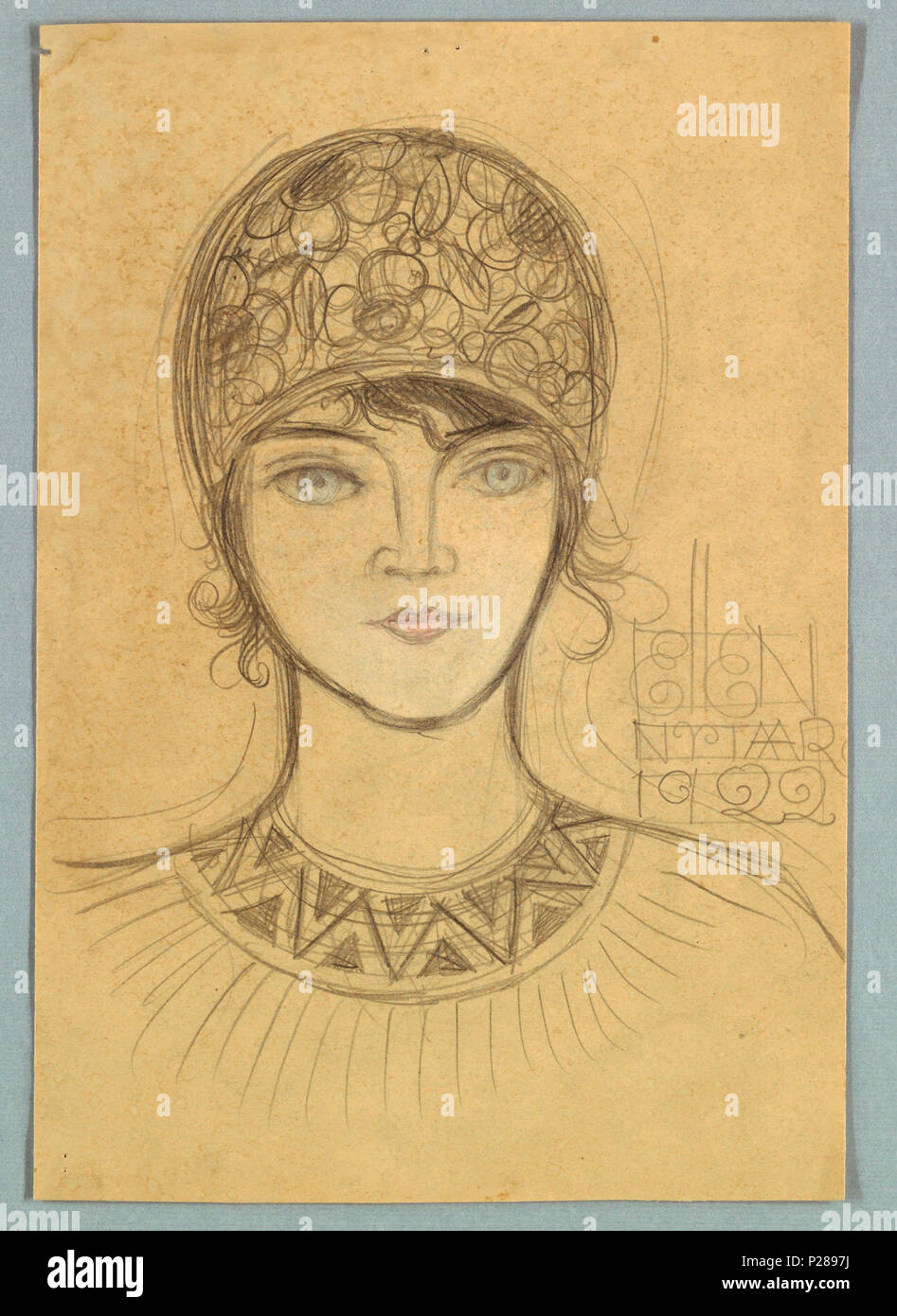 . Inglese: disegno, la testa e le spalle della donna che indossa Cloche: Ellen Nutaar, 1922 . Inglese: nella presente vista frontale di una femmina con un viso ovale, la luce blu occhi guardando dritto sono la caratteristica predominante. La tinta di rosa di labbra fornisce soltanto un altro tocco di colore. Il soggetto indossa una cloche o casco a forma di cappello, modellato in cerchi e squiggles; i ciuffi di capelli fuga su fronte e lati del viso. La scollatura rotonda della sua camicetta è bordato in un ampia banda composta da profili a V; al di sotto della banda, brevi linee verticali, da spalla a spalla, suggerire Foto Stock