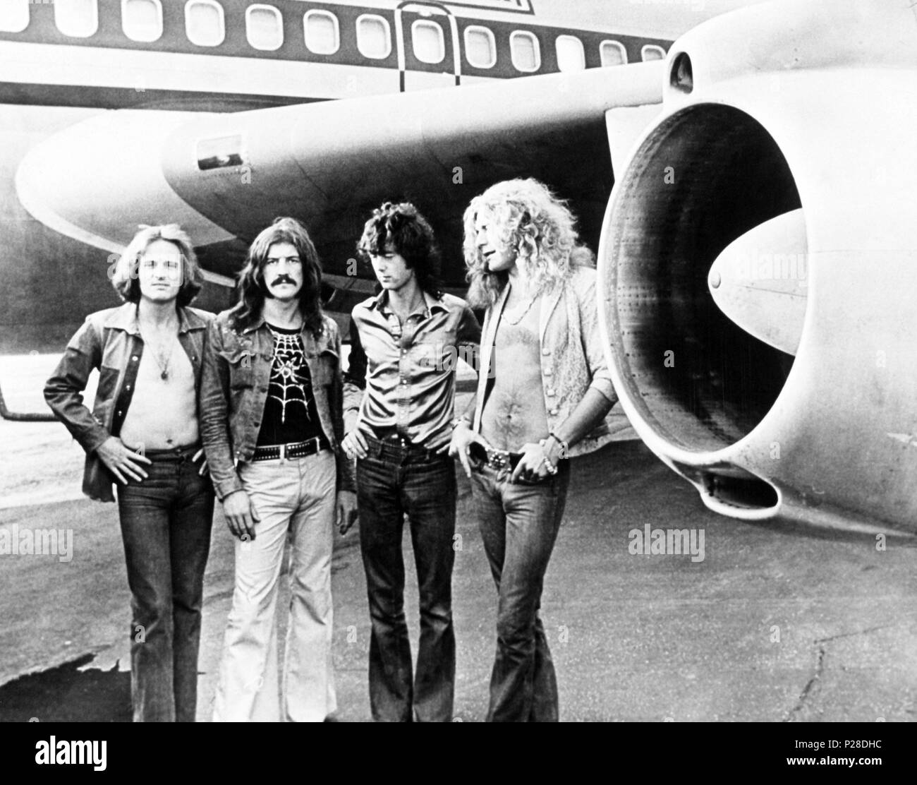 Led Zeppelin sta sotto ala del loro piano Starhip uno. (1-r) John Paul Jones e John Bonham, Jimmy Page, Robert Plant. Luglio 1973. Foto Stock