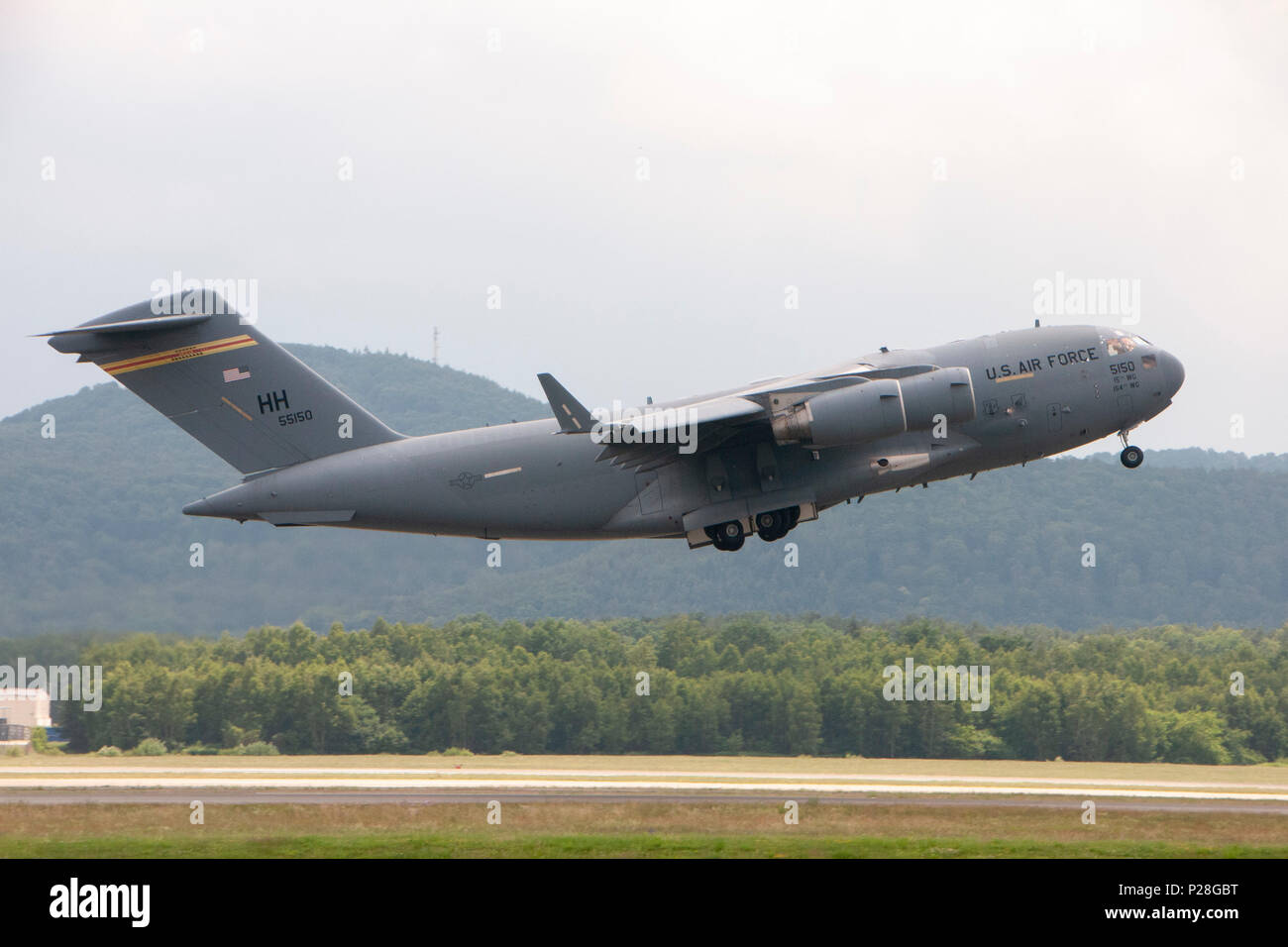 Una C-17 Globemaster III, azionato dai membri delle Hawaii Air National Guard, decolla durante l'esercizio Risposta rapida 18 il 8 giugno 2018, a Ramstein Air Base, Germania. Più di 130 soldati dell'4-319 Airborne campo reggimento di artiglieria, 173rd della brigata di fanteria contro la squadra e il Texas Army National Guard, 1-141 battaglione di fanteria erano catapultato sulla Miroslawiec Air Base, in Polonia per un giunto di ingresso forzato il funzionamento. Esercizio Risposta rapida 18 è un comune di U.S. Esercito/STATI UNITI Air Force esercizio ed essendo mantenuto in Lettonia, in Lituania e in Polonia. (U.S. Air National Guard foto di Senior Airman John Lin Foto Stock