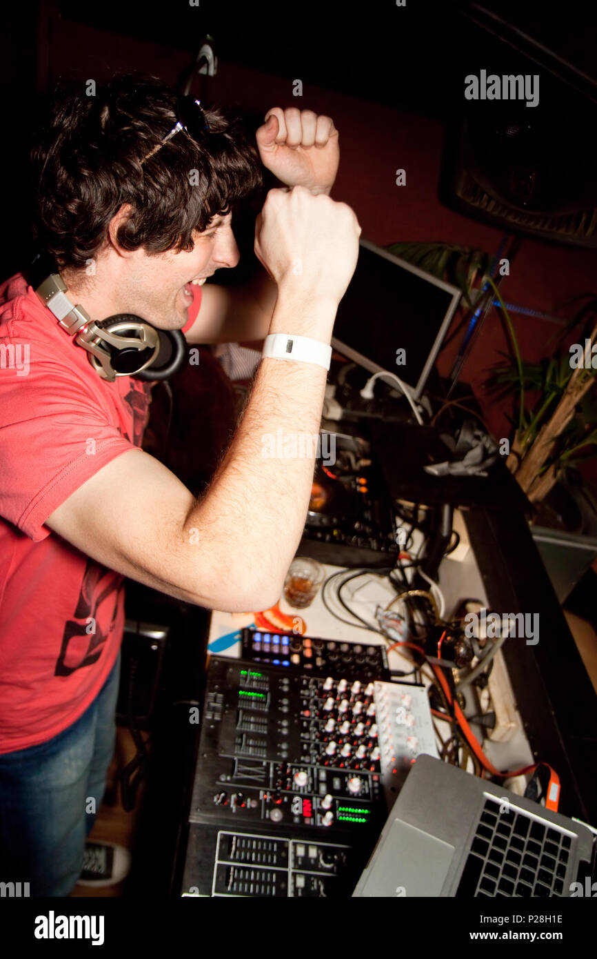 Dj giocare discoteca house progressive elettro musicale presso il night club Foto Stock