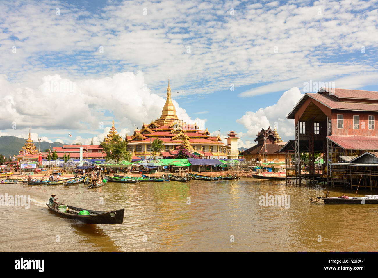 Tha laico, tempio pagoda Phaung Daw Oo Paya, barca, canal boat house di processione della chiatta (destra), Lago Inle, Stato Shan, Myanmar (Birmania) Foto Stock