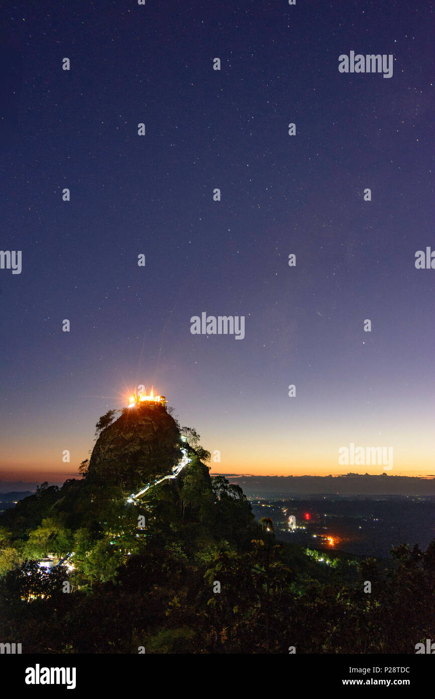 Il Monte Popa, il Monte Popa (Popa Taung Kalat) luogo di pellegrinaggio, Nat templi, siti reliquia in cima alla montagna, Mandalay Regione, Myanmar (Birmania) Foto Stock