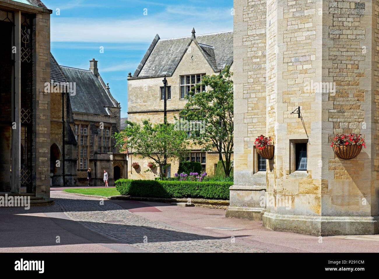 Due ragazze di parlare, a Uppingham School, a Uppingham, Rutland, England Regno Unito Foto Stock