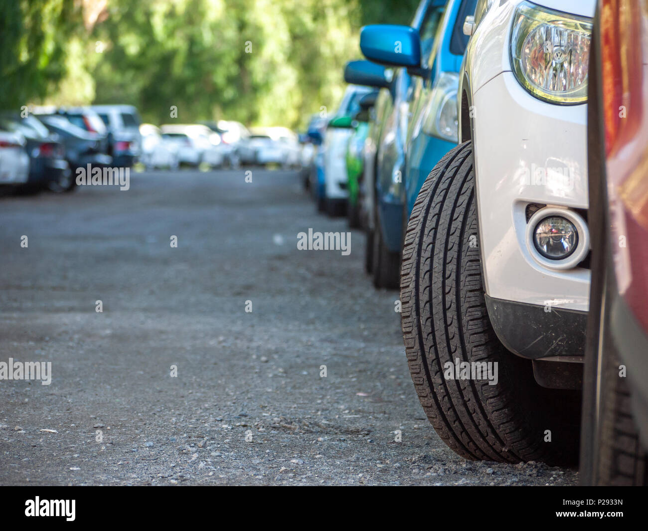Close up di un pneumatico di una vettura parcheggiata su strada. Melbourne VIC Australia. Foto Stock