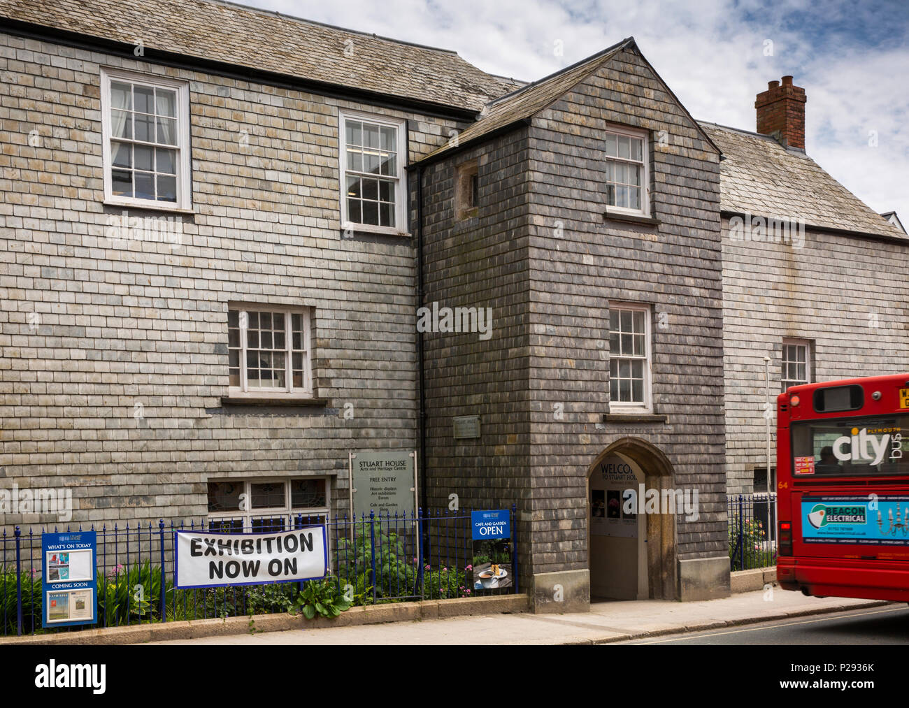 Regno Unito, Cornwall, Liskeard, Barras Street, ardesia appeso davanti a Stuart House, arte, artigianato e il centro del patrimonio Foto Stock