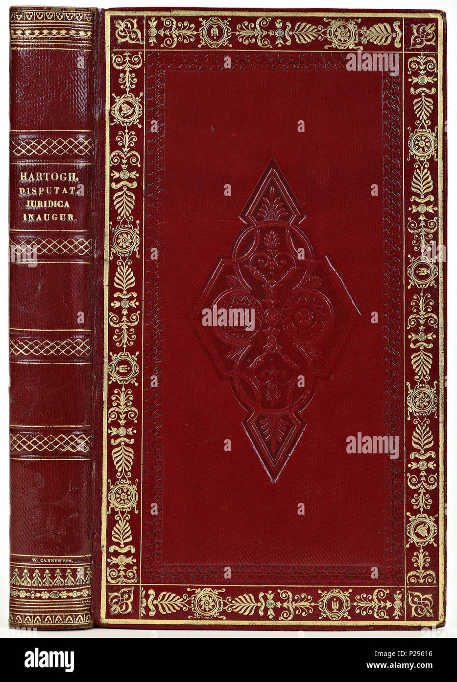 . Band van rood saffiaan . Nederlands: Inhoud: Henricus A. Hartogh. Disputatosi ... de regula juris: "locus regit actum". Hagae Comitum, 1838. . 1838? 29 band van rood saffiaan-KONB12-324C77 Foto Stock