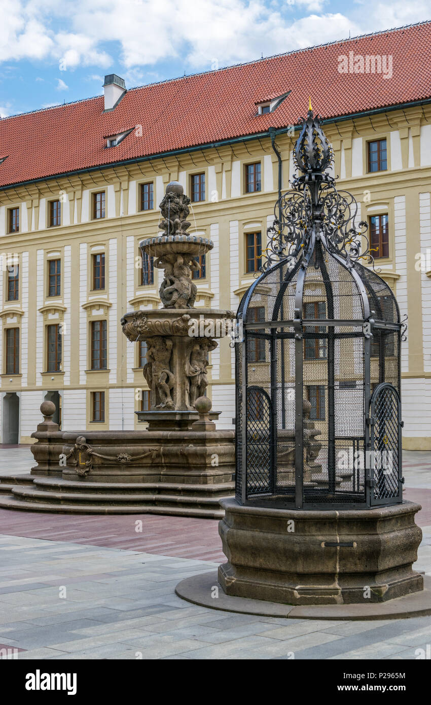 Kohl la fontana e la gabbia della vergogna a Praga Foto Stock