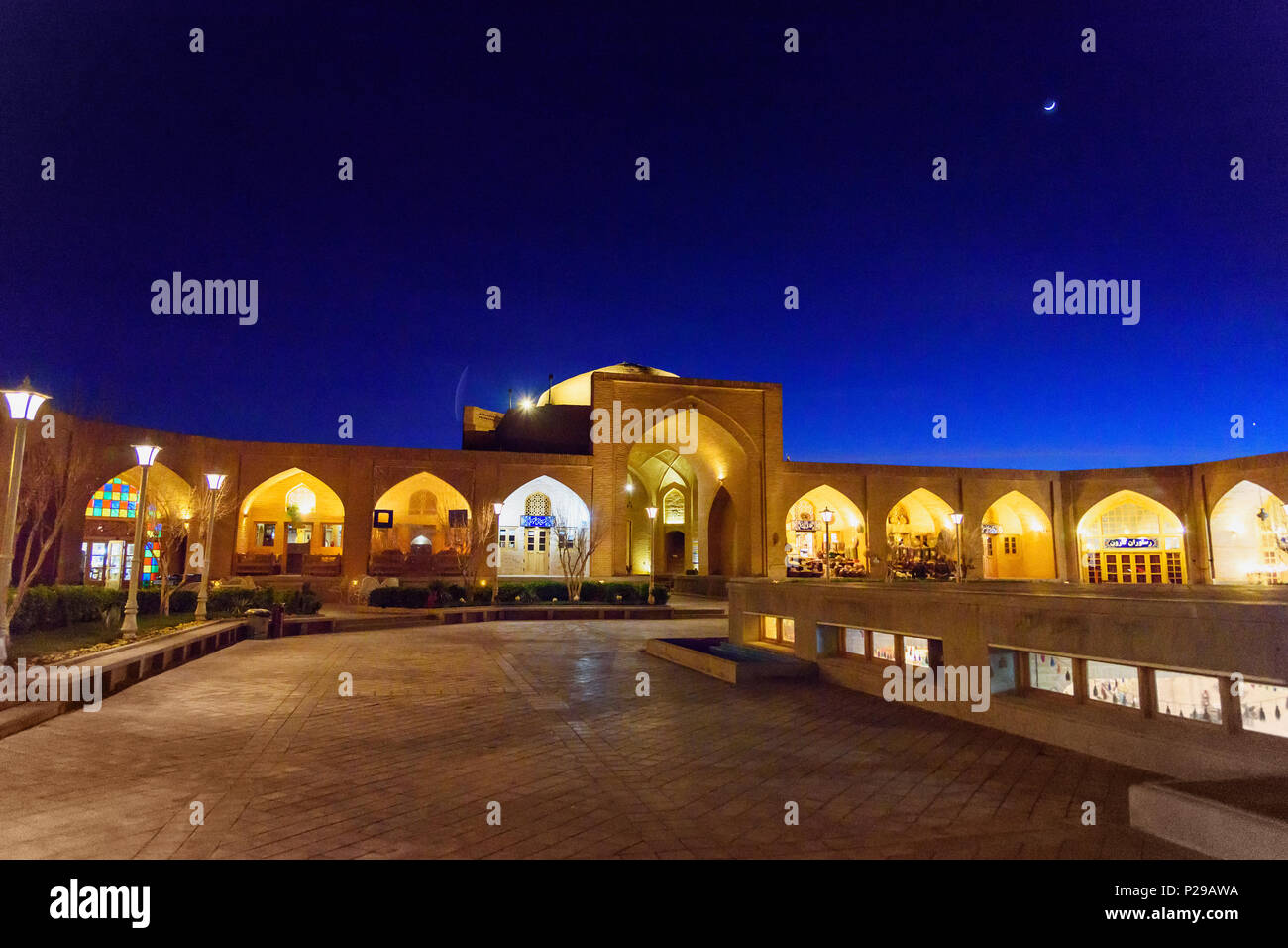 Isfahan, Iran - Marzo 20, 2018: Cortile di Shah Abbasi o Madar Shah  Caravanserai di notte Foto stock - Alamy