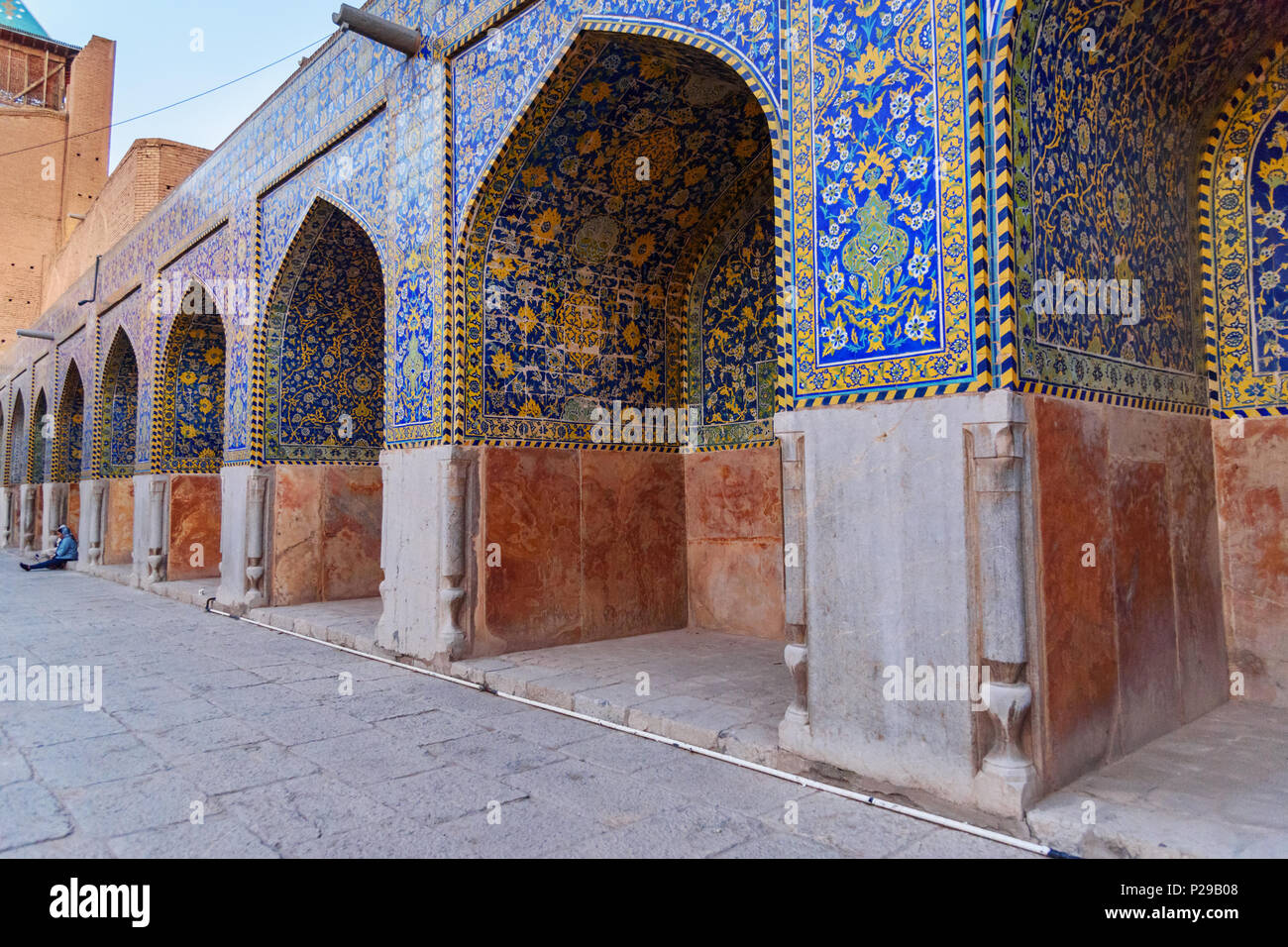 Isfahan, Iran - Marzo 21, 2018: giardino nel territorio della Moschea Shah o Imam moschea Foto Stock