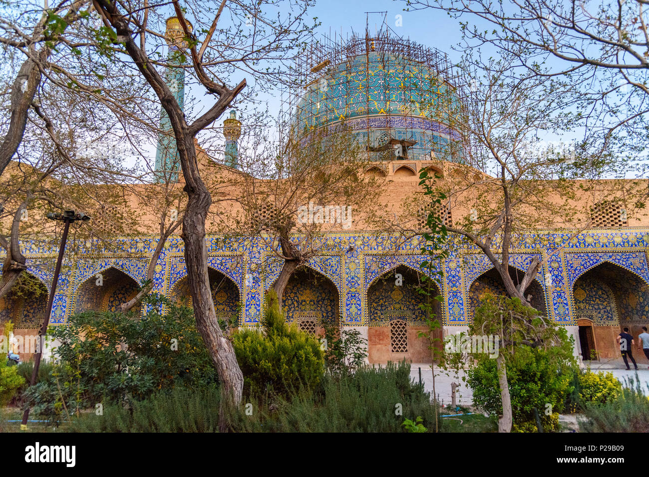 Isfahan, Iran - Marzo 21, 2018: giardino nel territorio della Moschea Shah o Imam moschea Foto Stock