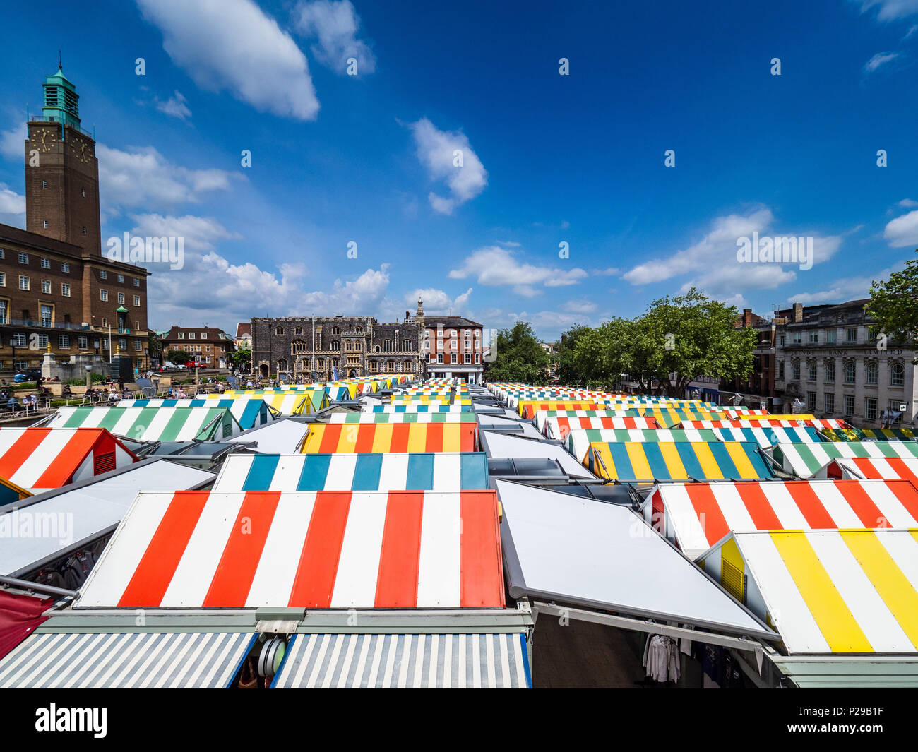 Norwich Market Square, il centro città di Norwich. Fondata alla fine del XI secolo con circa 200 bancarelle è uno dei più grandi mercati all'aperto nel Regno Unito Foto Stock