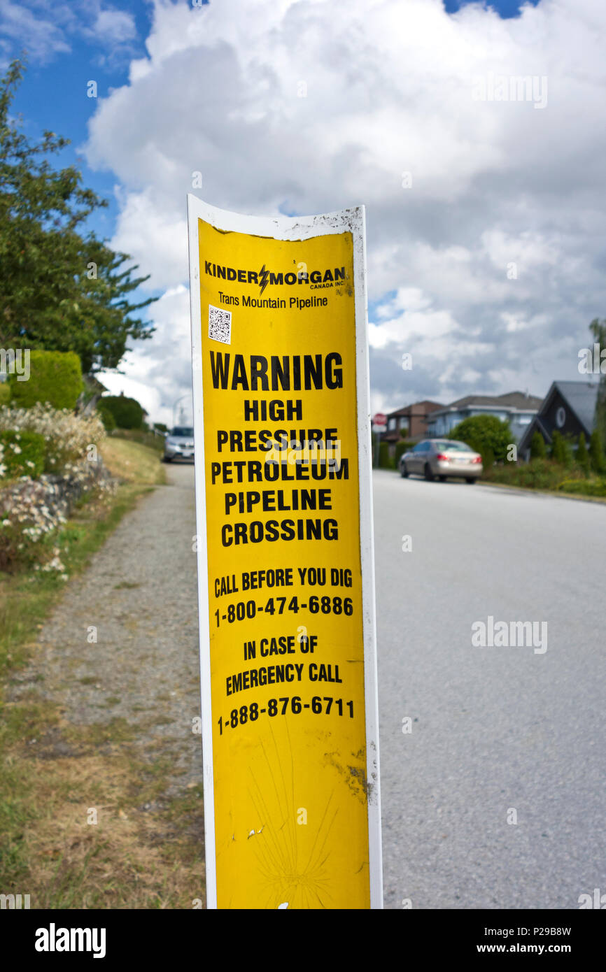 Segnale di avvertimento per un esistente Kinder Morgan oleodotto sotto una strada residenziale in Burnaby, British Columbia, Canada. Foto Stock