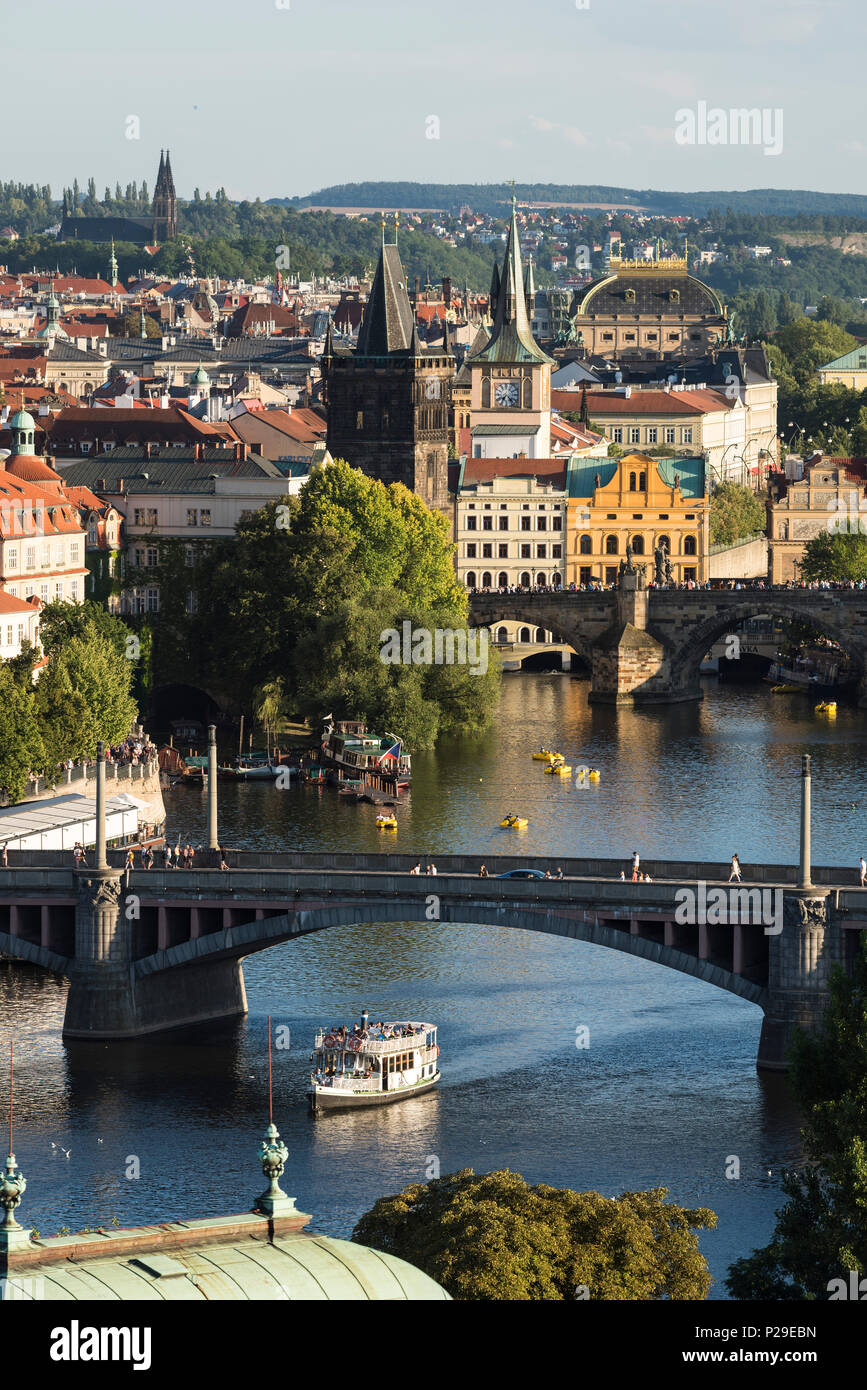 Praga. Repubblica ceca. Vista dal parco Letná del fiume Moldava e la Città Vecchia (Staré Město). Foto Stock