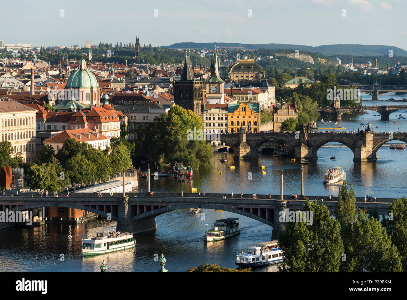 Praga. Repubblica ceca. Vista dal parco Letná del fiume Moldava e la Città Vecchia (Staré Město). Foto Stock