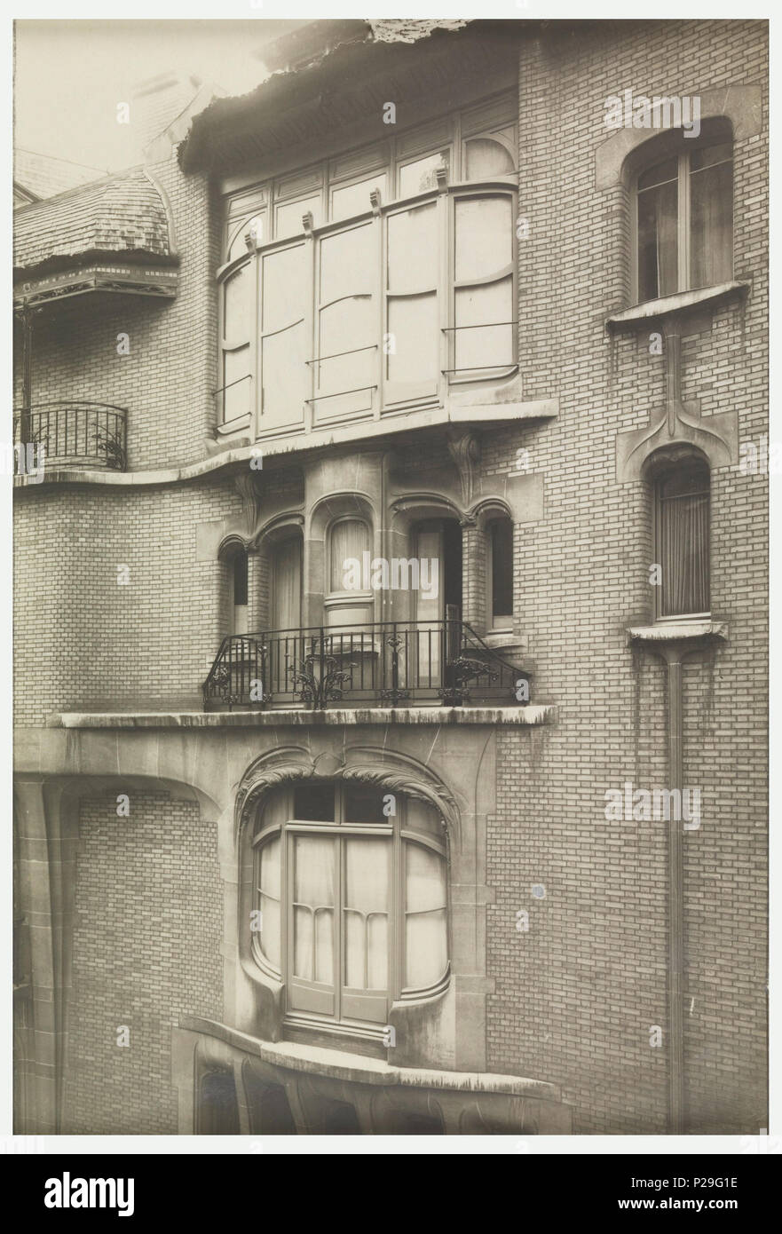 . Inglese: Fotografia, fotografia di facciata e le finestre della casa di Hector Guimard, 22 Rue Mozart, ca. 1910 . Inglese: fotografia raffigurante tre set di finestre sulla facciata della casa di Hector Guimard. . Circa 1910 223 Fotografia, fotografia di facciata e le finestre della casa di Hector Guimard, 22 Rue Mozart, ca. 1910 (CH) 18411101-2 Foto Stock