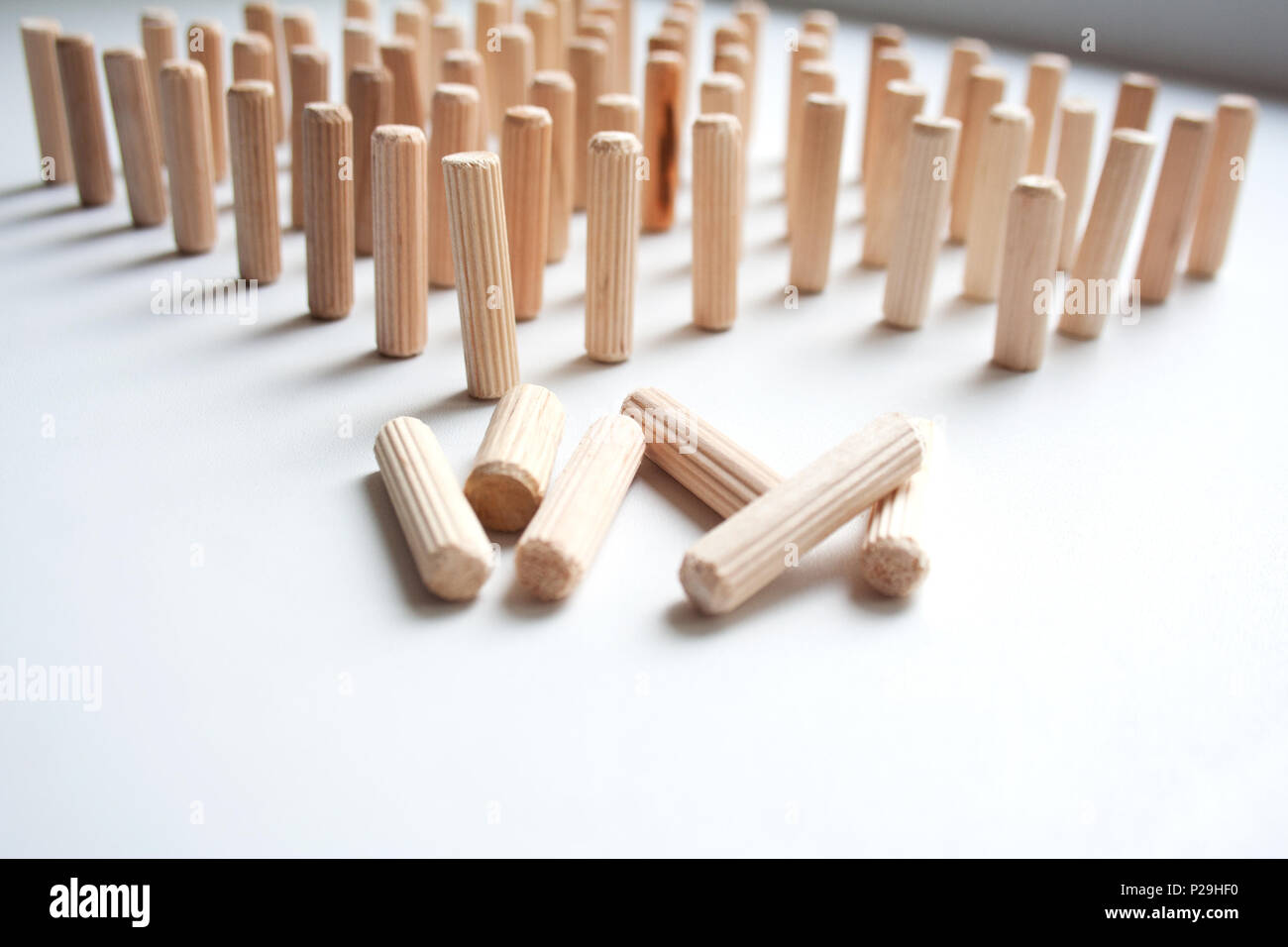 Blocchi di legno composizione astratta isolato su bianco Foto Stock