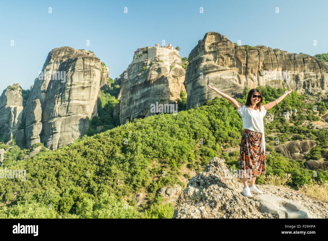 Meteora, Kalabaka, Grecia, dove est monasteri ortodossi sedersi sulla cima di pilastri naturali. Foto Stock