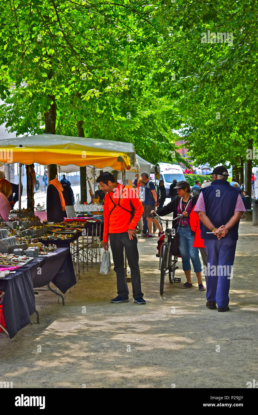 Turisti e visitatori di sfogliare un mercato delle pulci sul lato del canale che si snoda attraverso il centro della città di Bruges o Brugge, Belgio Foto Stock