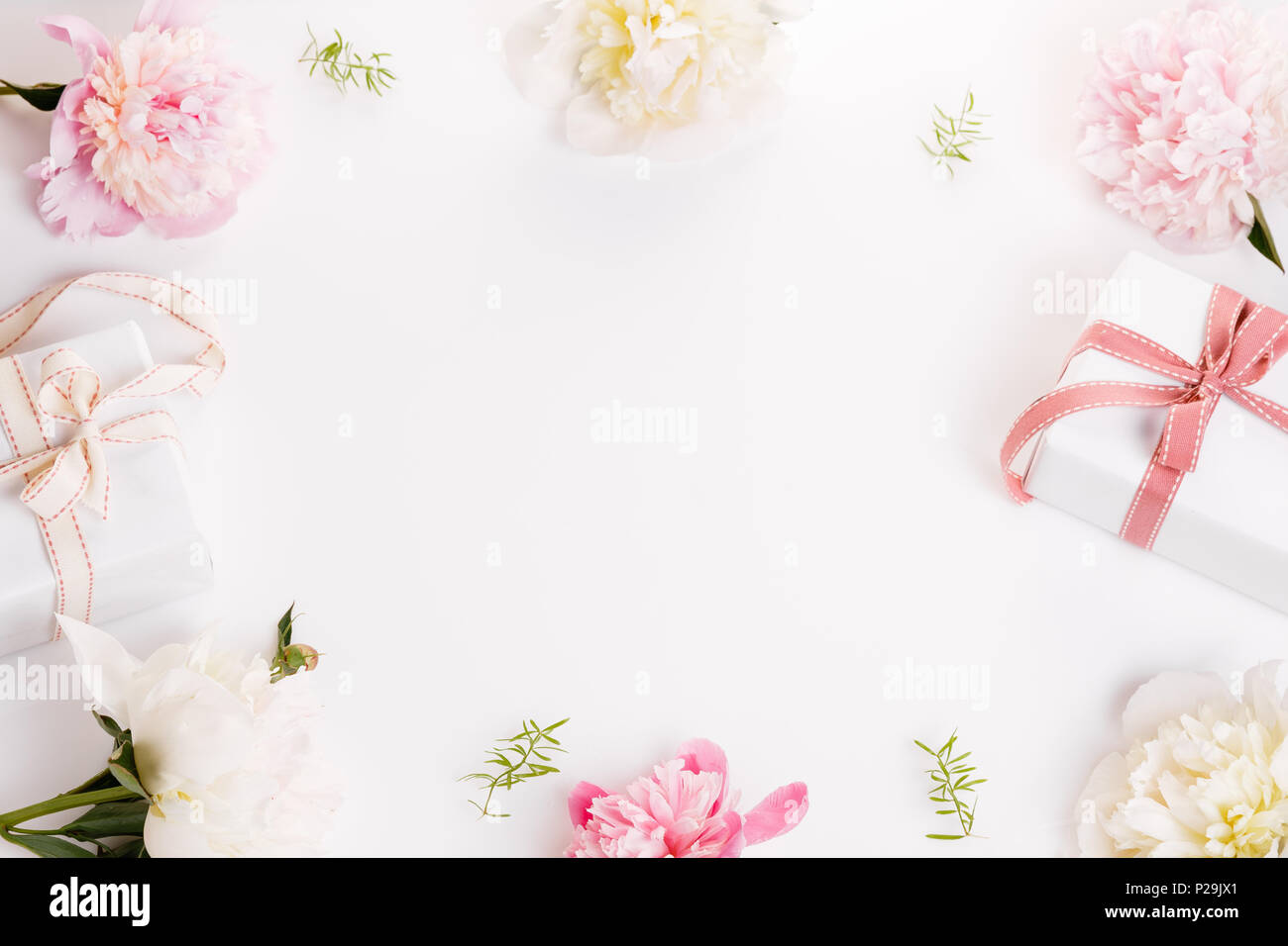 Festosa composizione floreale in bianco sullo sfondo di legno. Overh Foto Stock