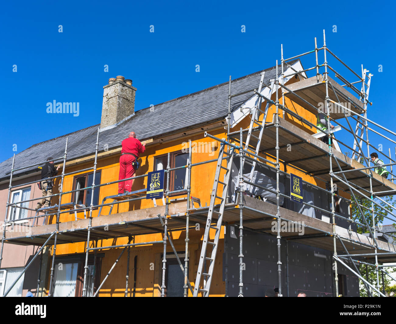 dh riscaldamento pareti isolamento case UK termoisolamento esterno schiuma esterna facciata esterno pareti home Scozia casa retrofit installazione Foto Stock