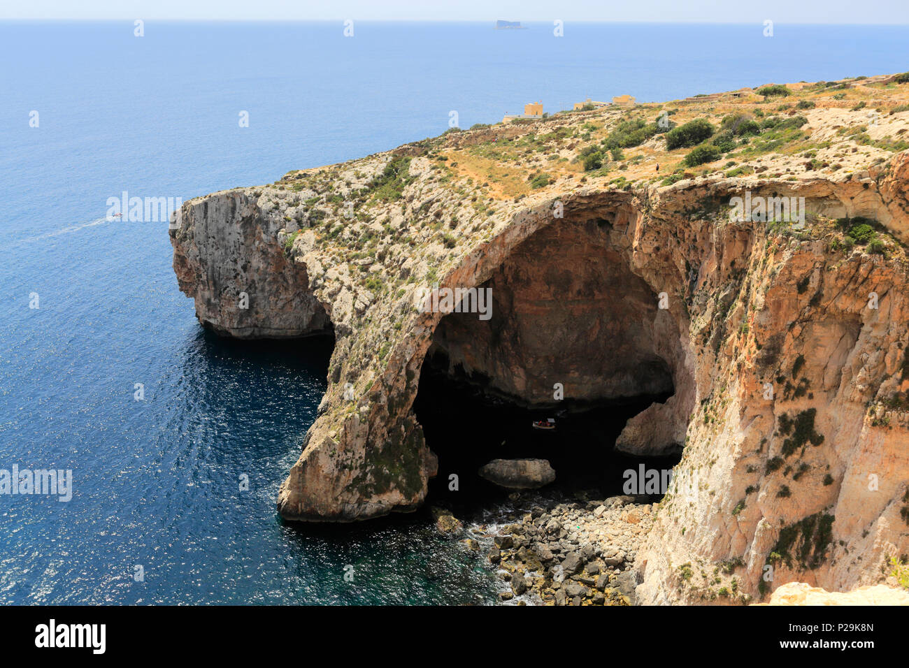 La Grotta blu mare grotte vicino ai pescatori del porto di Wied iz-Zurrieq, costa sud orientale di Malta, Foto Stock