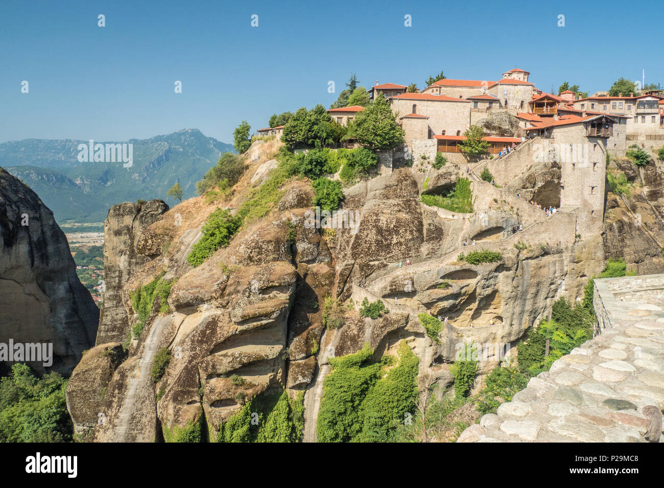 Meteora, Kalabaka, Grecia, dove est monasteri ortodossi sedersi sulla cima di pilastri naturali. Foto Stock